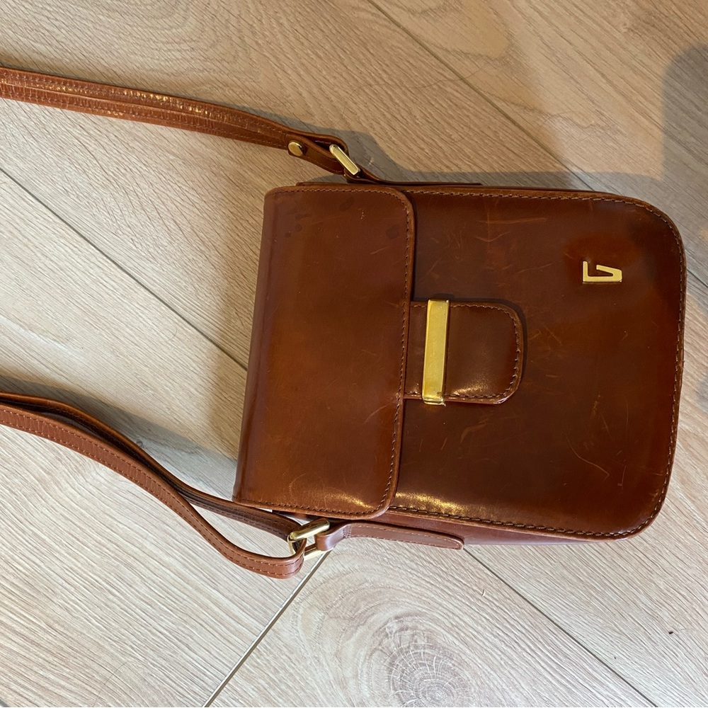 Elegant Tan Leather Messenger Bag